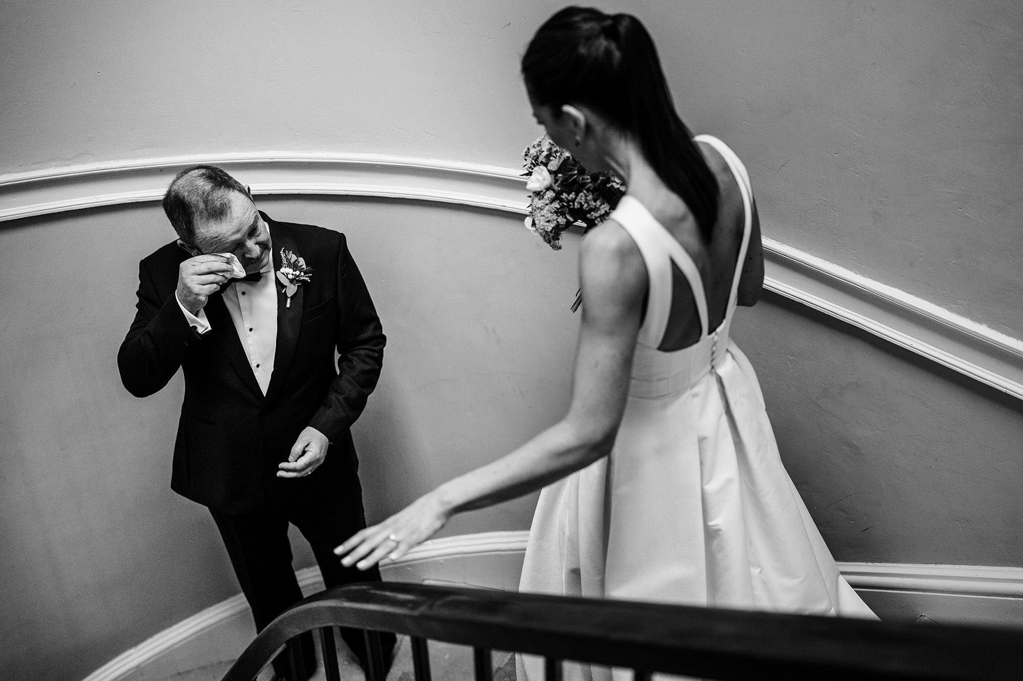 candid wedding photogrpahy of wedding moment