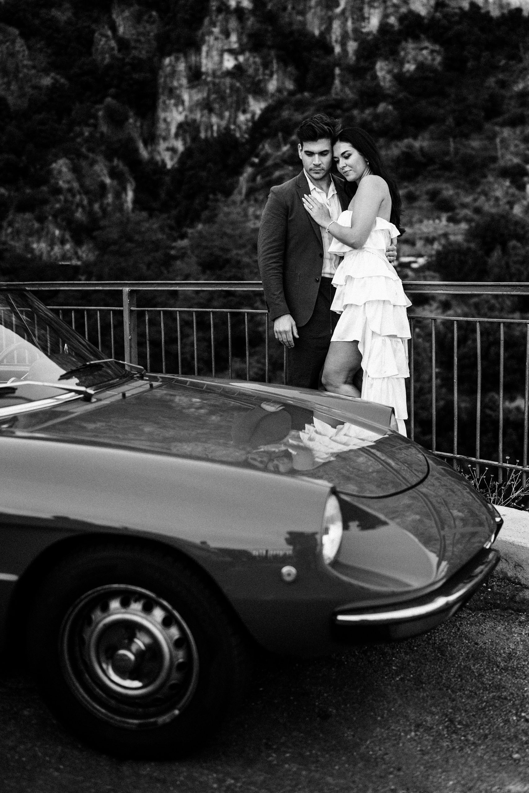 elopement wedding photographer with car in italy