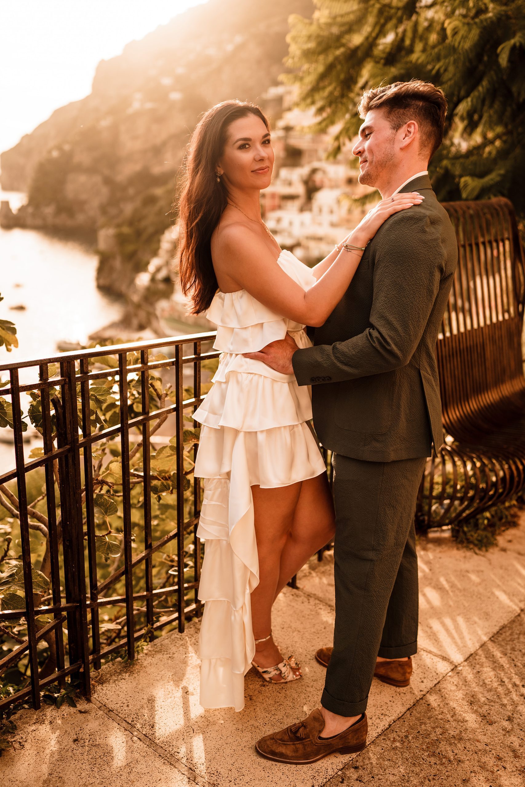 elopement photographer takes stunning photo of couple on amalfi coast