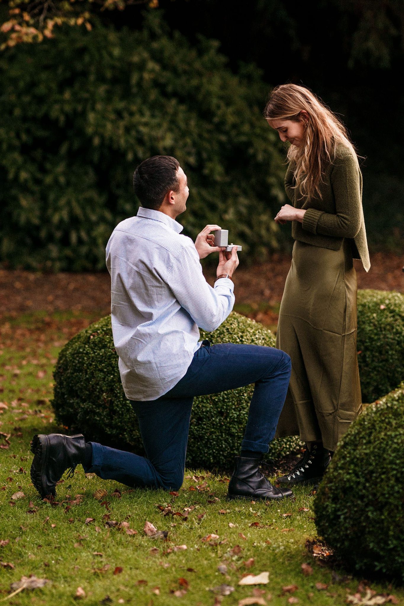 guy proposing to his girlfriend in the cotswolds