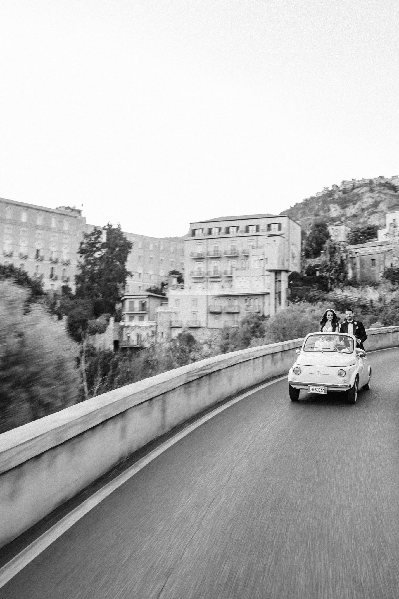 editorial wedding photograhers image of a bride and groom in Italy in their wedding car